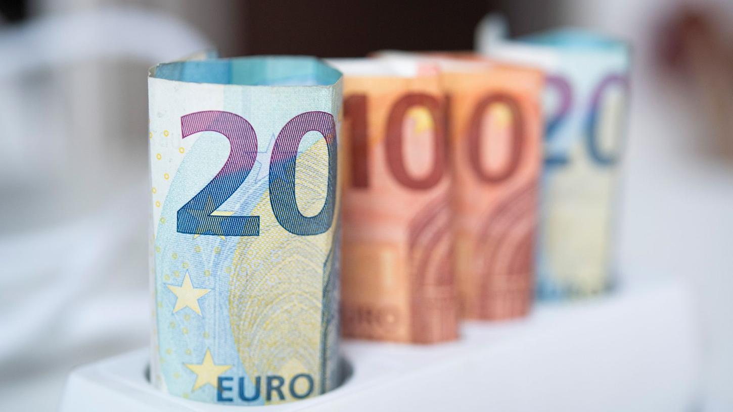 Steuerzahlerinnen und Steuerzahler erhalten wegen der stark gestiegenen Energiekosten einen finanziellen Ausgleich: die Energiepreispauschale. Steuerzahlerinnen und Steuerzahler erhalten wegen der stark gestiegenen Energiekosten einen finanziellen Ausgleich: die Energiepreispauschale.