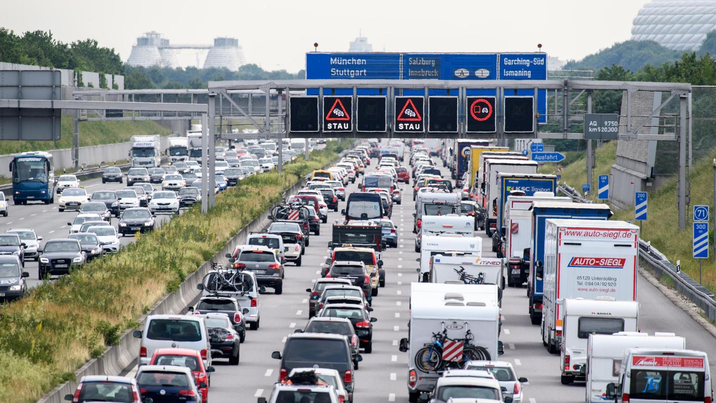 Zäher Verkehr auf der A 9 bei München: Zum Ferienbeginn wird es hier laut ADAC, ebenso wie in Nordbayern, wieder besonders eng werden. Zäher Verkehr auf der A 9 bei München: Zum Ferienbeginn wird es hier laut ADAC, ebenso wie in Nordbayern, wieder besonders eng werden.