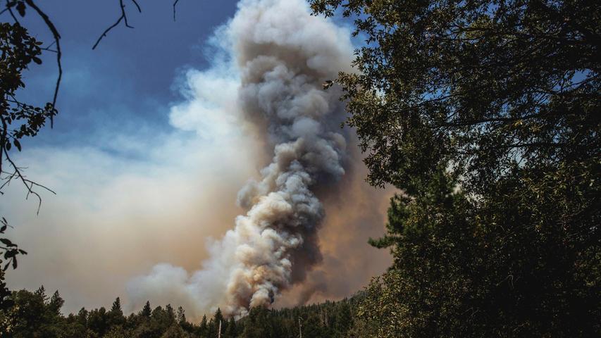 Jenseits des Atlantiks in den USA bedroht in Kalifornien ein sich rasch ausbreitendes Feuer auch den berühmten US-Nationalpark Yosemite.