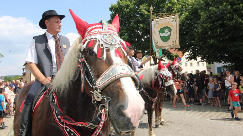 Es gab ein imposantes Bild ab, als einige Pferde in Reihe sich neben die Fahne postierten.