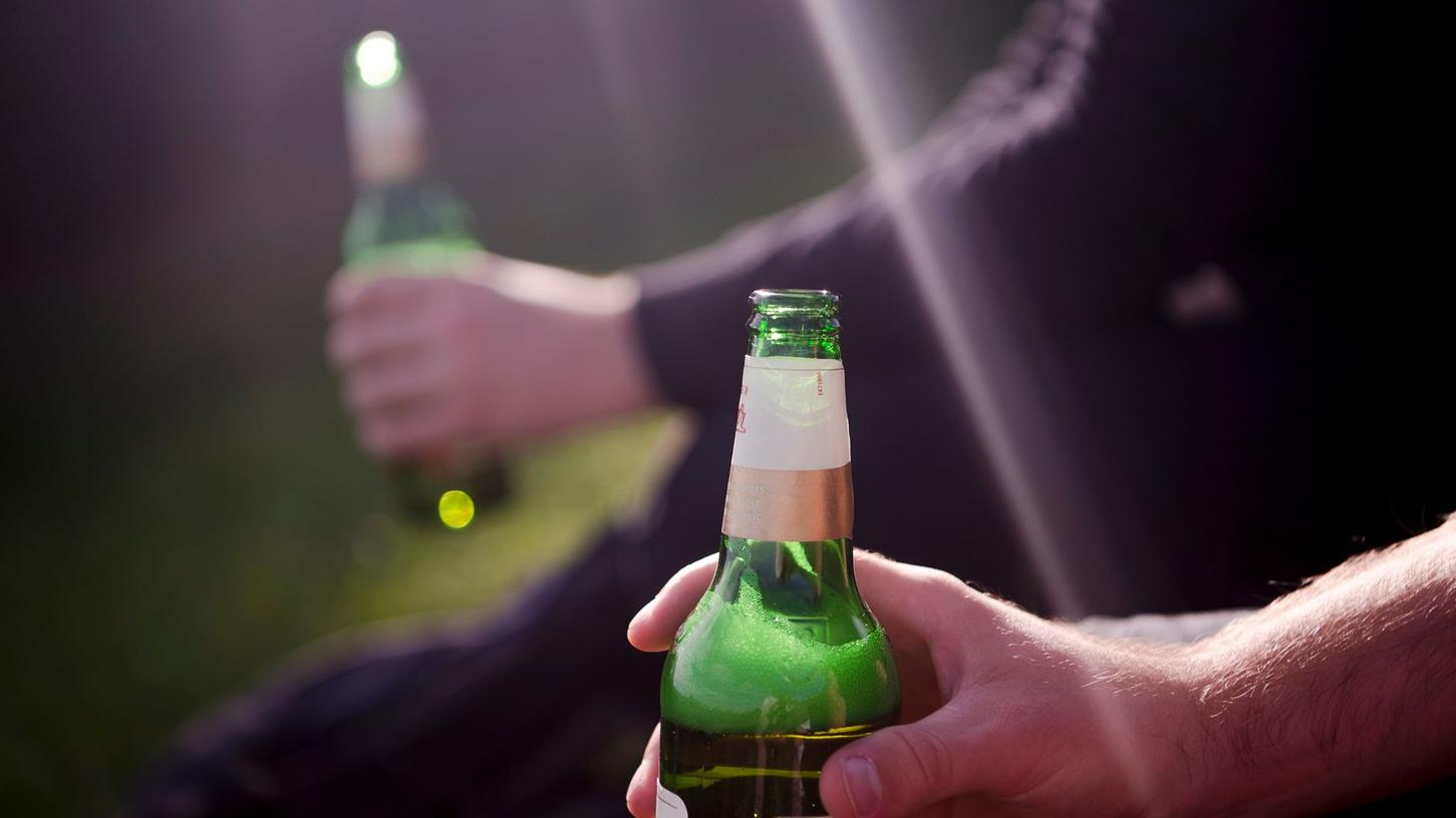 Eine Flasche Bier trank der Radler während der Fahrt. Eine Flasche Bier trank der Radler während der Fahrt.