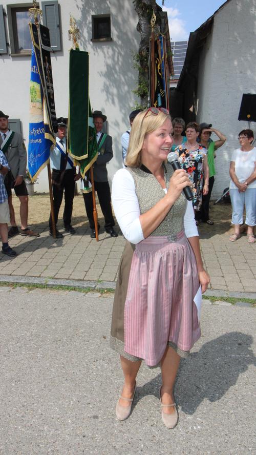 Tauschte ihre vormittägige Reiterhose am Nachmittag gegen ein Dirndl aus: Bürgermeisterin Kristina Becker.