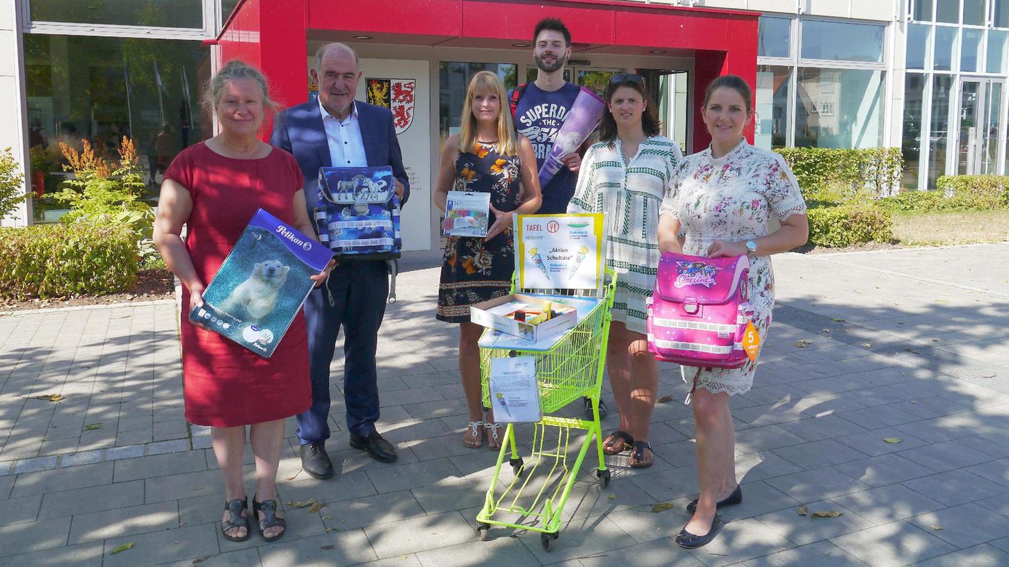 Redaktion: Neumarkt
Datum: 25.07.2022
Motiv: Spendenaufruf zur „Aktion Schultüte“ vor dem Landratsamt Neumarkt.
Spendenaufruf zur „Aktion Schultüte“ vor dem Landratsamt Neumarkt mit Landrat Willibald Gailler und 2. Bürgermeisterin Gertrud Heßlinger.
Fotograf: Nicolas Damm
Ort: Landratsamt Neumarkt
Redaktion: Neumarkt
Datum: 25.07.2022
Motiv: Spendenaufruf zur „Aktion Schultüte“ vor dem Landratsamt Neumarkt.
Spendenaufruf zur „Aktion Schultüte“ vor dem Landratsamt Neumarkt mit Landrat Willibald Gailler und 2. Bürgermeisterin Gertrud Heßlinger.
Fotograf: Nicolas Damm
Ort: Landratsamt Neumarkt
