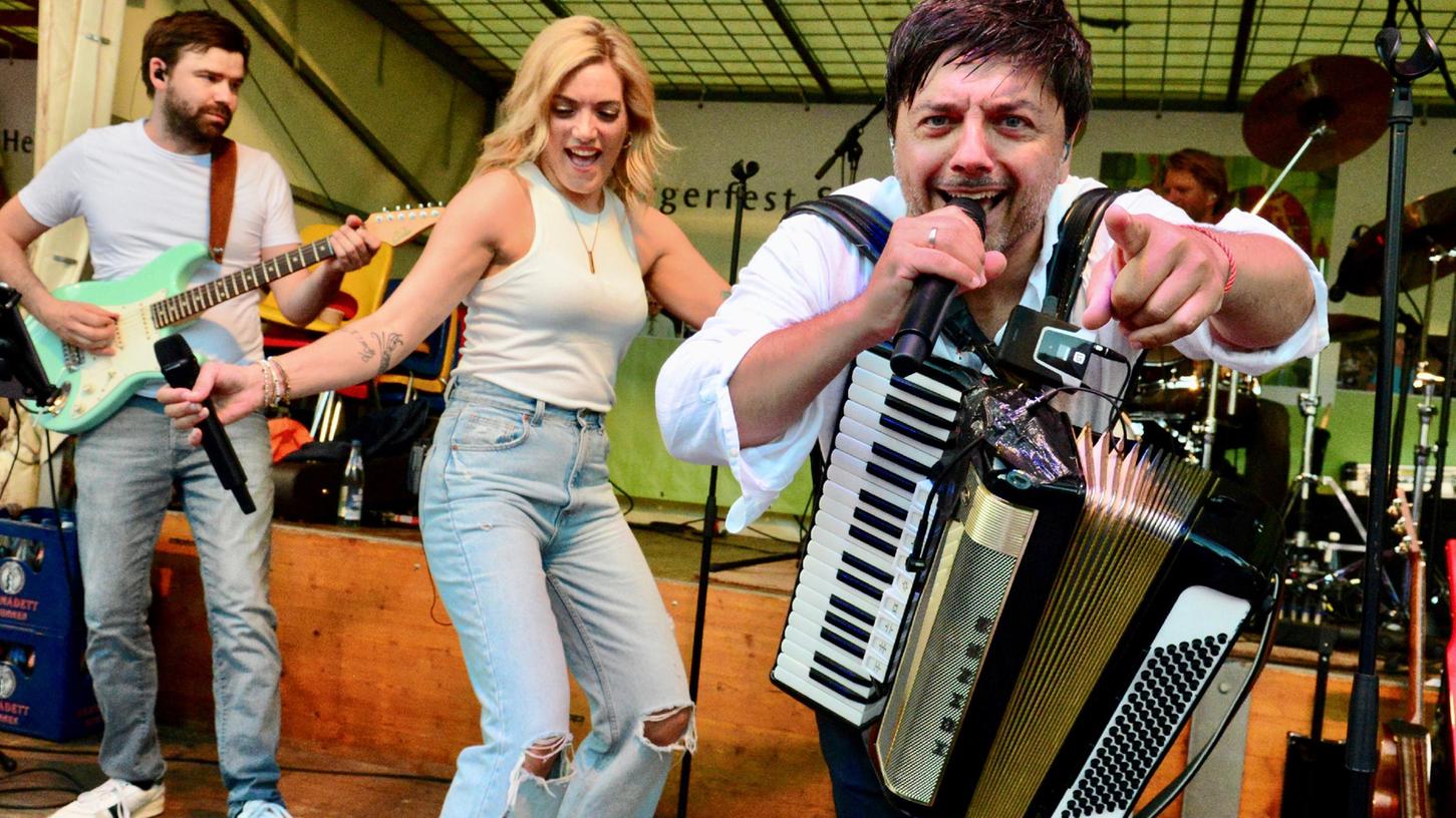 Er gibt auch dieses Jahr wieder den "Rausschmeißer": Pino Barone und seine musikalischen Freunde verwandeln den Königsplatz am Bürgerfest-Sonntag wieder in eine italienische Piazza. Er gibt auch dieses Jahr wieder den "Rausschmeißer": Pino Barone und seine musikalischen Freunde verwandeln den Königsplatz am Bürgerfest-Sonntag wieder in eine italienische Piazza.