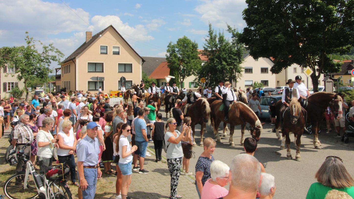 Begeistert wurden die Flurumreiter nach ihrem sechsstündigen Ritt wieder in Wettelsheim empfangen. Begeistert wurden die Flurumreiter nach ihrem sechsstündigen Ritt wieder in Wettelsheim empfangen.