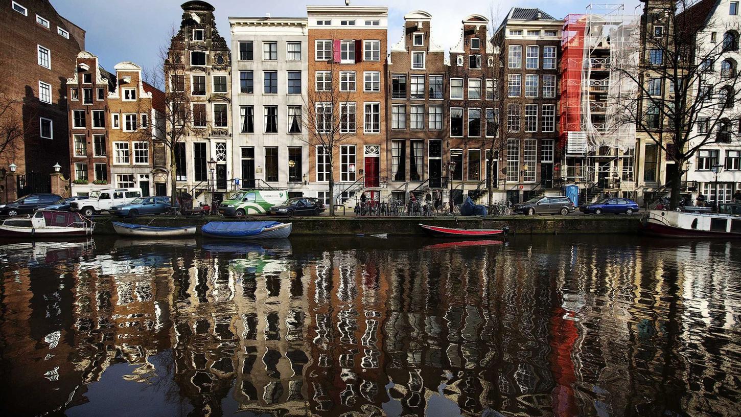 Wer noch keine Wohnung hat, sollte besser gleich Zuhause bleiben. In Amsterdam ist die Wohnungsnot so groß, dass die Universität bereits ihren Studierenden dazu rät. Wer noch keine Wohnung hat, sollte besser gleich Zuhause bleiben. In Amsterdam ist die Wohnungsnot so groß, dass die Universität bereits ihren Studierenden dazu rät.