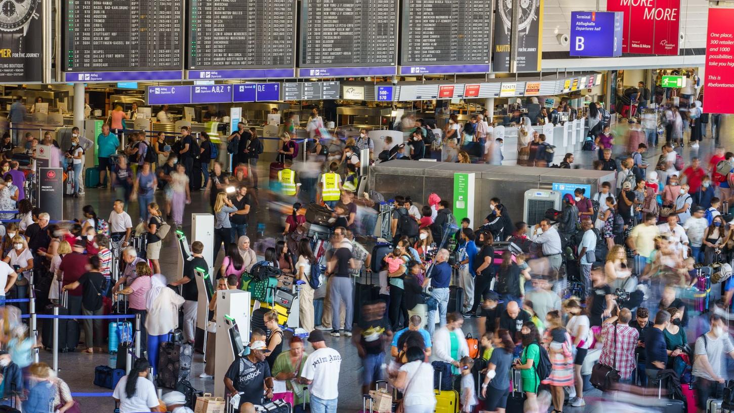 Chaotische Zustände am Flughafen: Wer aus dem Urlaub verspätet zurück in den Job kommt, muss unter Umständen auf Gehalt verzichten. Chaotische Zustände am Flughafen: Wer aus dem Urlaub verspätet zurück in den Job kommt, muss unter Umständen auf Gehalt verzichten.