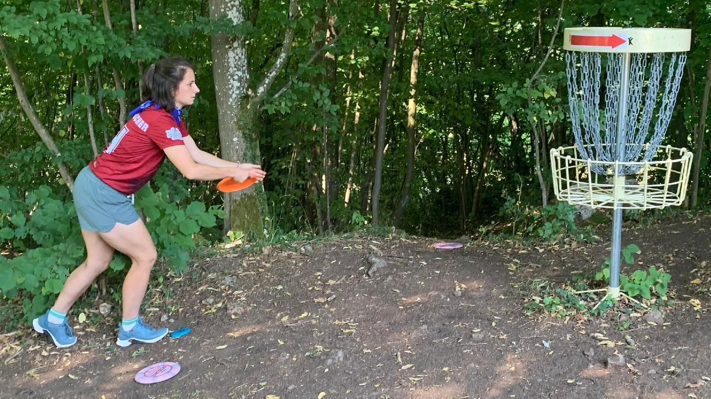 Heikler Moment: Bei diesen Putts aus naher Distanz muss man besonders konzentriert sein, um nicht noch einen Zusatzwurf zu riskieren. Die Bayerische Meisterin Sophie Rossteuscher macht es vor.
Heikler Moment: Bei diesen Putts aus naher Distanz muss man besonders konzentriert sein, um nicht noch einen Zusatzwurf zu riskieren. Die Bayerische Meisterin Sophie Rossteuscher macht es vor.