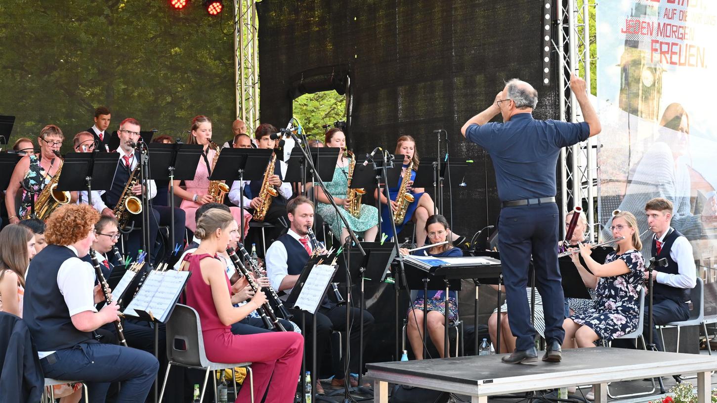 Das Rother Stadtorchester begann die Sommerserenade mit der Titelmelodie von „Captain America“ und bekam nicht nur dafür viel Applaus.  