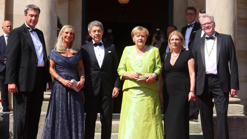Ein treuer Gast der Bayreuther Festspiele ist seit vielen Jahren unsere ehemalige Bundeskanzlerin Angela Merkel. Gemeinsam mit ihrem Ehemann Joachim Sauer ist sie bereits am Sonntag im Hotel Reiterhof in Wirsberg (Lkr. Kulmbach) eingetroffen.
