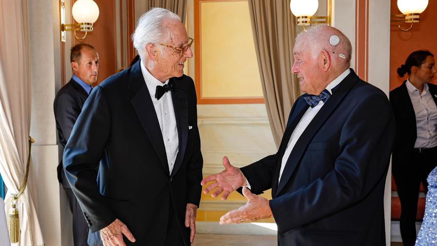 Gefunden haben sich auch der ehemalige Ministerpräsident Günther Beckstein (rechts) und Herzog Franz von Bayern, der erst vor Kurzem seinen 89. Geburtstag feierte.
