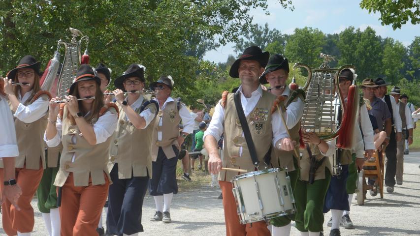Die Musiker des Spielmanns- und Fanfarenzugs Bad Windsheim zeigten sich aber als erfahrene Festzugs-Teilnehmer.