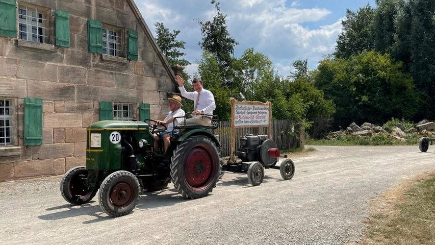 ... den Bad Windsheimer Bürgermeister Jürgen Heckel (winkend), hier auf einem historischer Deutz-Traktor ... 