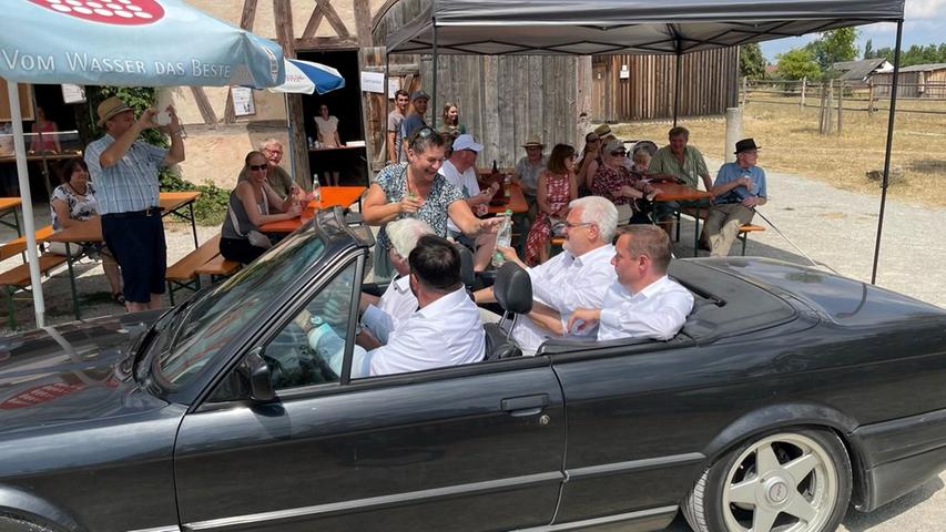 Andere erhielten eine kühle Erfrischungspause: Diese nahmen Reinhold Werner (am Steuer, Museums-Verwaltungschef), Herbert May (Museumsleiter), Bezirkstagspräsident Armin Kroder (hinten rechts) und der Beauftragten des Bezirkstags für das Freilandmuseum Walter Schnell in einem BMW 325i Cabrio aus dem Jahr 1989 dankend an.

