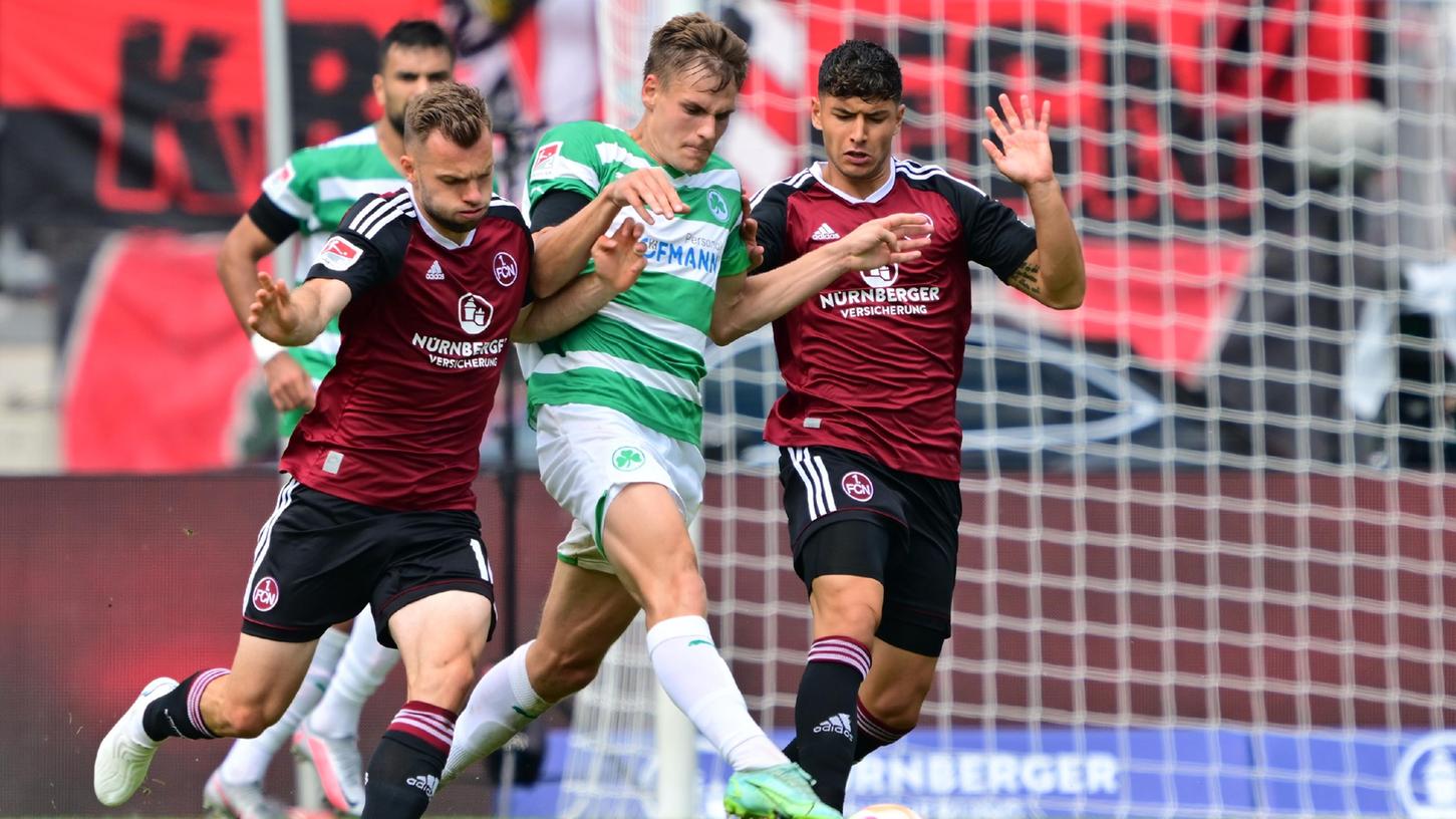 Unangenehm: Der Club (hier Manuel Wintzheimer, links, und Taylan Duman) kaufte dem Kleeblatt (Max Christiansen) den Schneid ab - so sah das Rachid Azzouzi.
Unangenehm: Der Club (hier Manuel Wintzheimer, links, und Taylan Duman) kaufte dem Kleeblatt (Max Christiansen) den Schneid ab - so sah das Rachid Azzouzi.