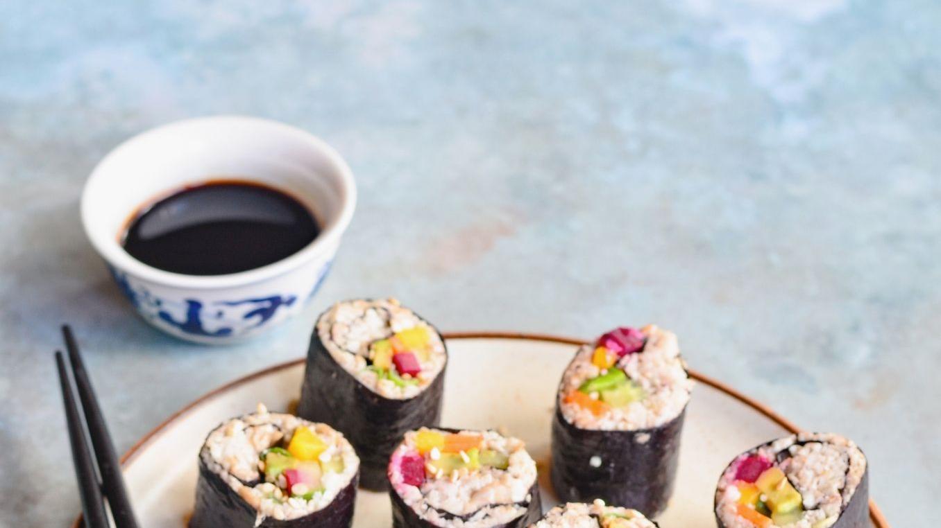 Sieht aus wie Reis, was dort in den Sushi-Röllchen weilt. Ist aber Blumenkohl - in der Küchenmaschine fein zerhäckselt. Sieht aus wie Reis, was dort in den Sushi-Röllchen weilt. Ist aber Blumenkohl - in der Küchenmaschine fein zerhäckselt.