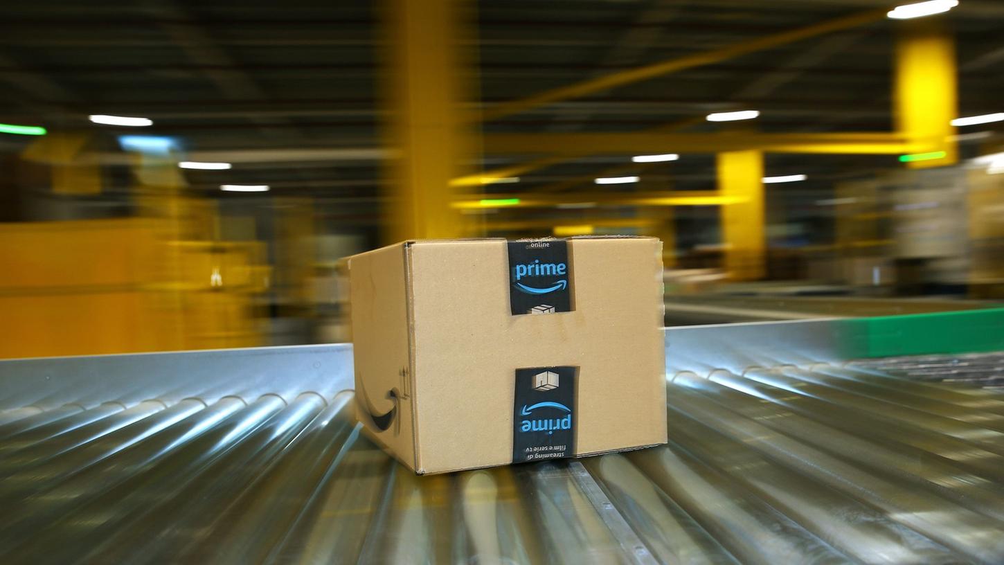 Ein Paket auf dem Laufband eines Amazon-Logistikzentrums - auf Prime-Kunden kommt eine Preiserhöhung zu.
