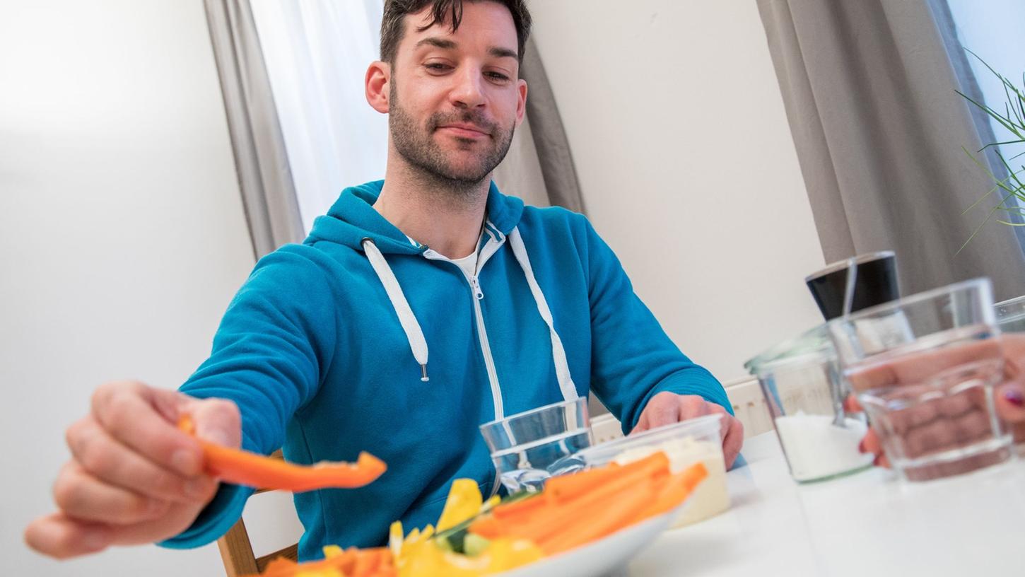 Sich komplett von Rohkost zu ernähren, ist nicht unbedingt empfehlenswert. Aber: Wer einen guten Teil seines Essens roh zu sich nimmt, tut etwas dafür, hohe Blutfettwerte wieder ins Gleichgewicht zu bringen. Sich komplett von Rohkost zu ernähren, ist nicht unbedingt empfehlenswert. Aber: Wer einen guten Teil seines Essens roh zu sich nimmt, tut etwas dafür, hohe Blutfettwerte wieder ins Gleichgewicht zu bringen.