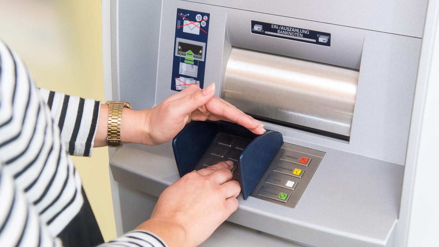 Um sich vor kriminellen Tricks zu schützen, sollte man die PIN am Geldautomaten verdeckt eingeben.