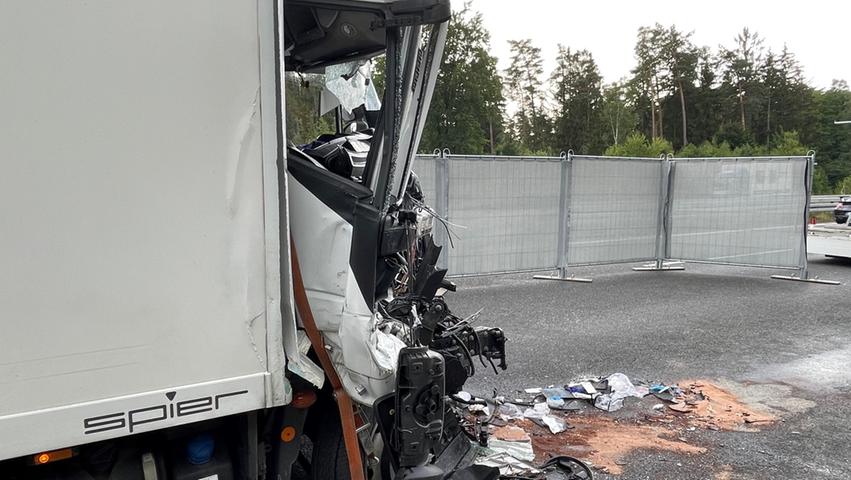 Kilometerlanger Stau und ein Schwerverletzter: Lastwagen krachen auf A9 zusammen