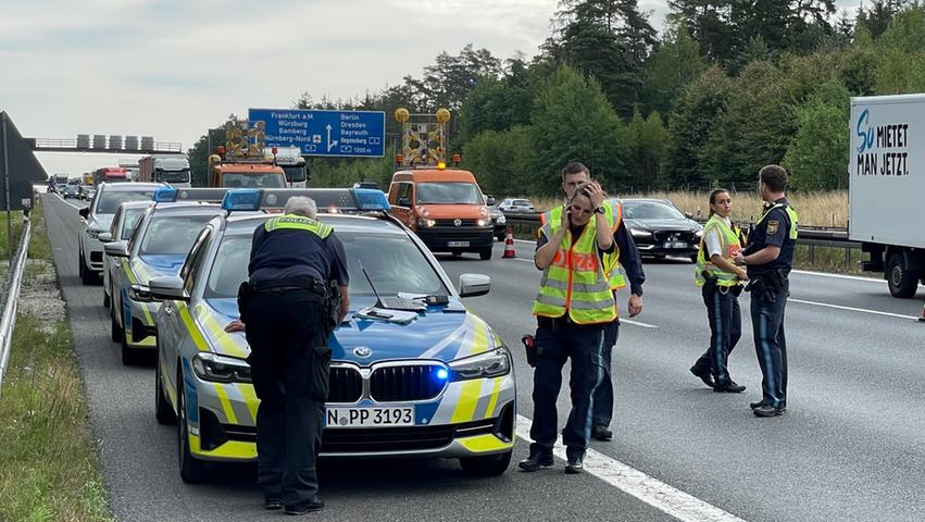 Die Verkehrspolizei Feucht war vor Ort und nahm den Unfall auf. Die A9 war bis zur Beendigung der Bergungsmaßnahmen in Fahrtrichtung München voll gesperrt.