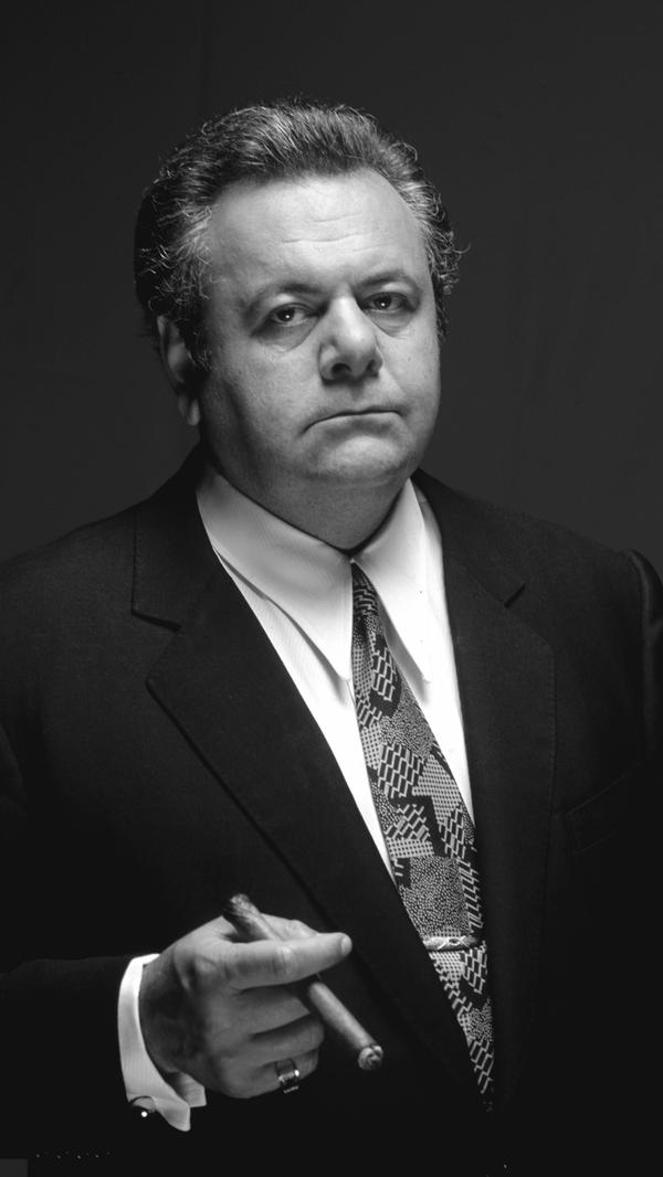 Der US-amerikanische Schauspieler Paul Sorvino, der in Filmen wie "GoodFellas – Drei Jahrzehnte in der Mafia" und "Nixon" mitspielte, ist tot. Sorvino starb am Montagmorgen (Ortszeit) eines natürlichen Todes, wie sein Sprecher Roger Neal mitteilte. Die Frau des Schauspielers, Dee Dee Sorvino, sei an seiner Seite gewesen. Er habe in den letzten Jahren gesundheitliche Probleme gehabt, hieß es in der Mitteilung. Sorvino wurde 83 Jahre alt. Der Schauspieler hatte drei Kinder, darunter die Oscar-Preisträgerin Mira Sorvino (54, "Geliebte Aphrodite").