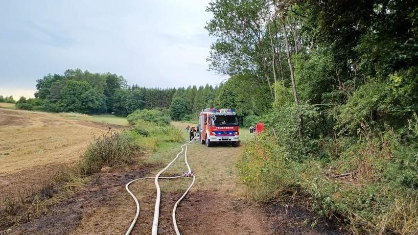 Großeinsatz der Feuerwehren: Böschungsbrand bei Thuisbrunn greift auf Getreidefeld über