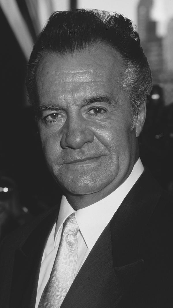 Der US-Schauspieler Tony Sirico, vor allem durch die Mafiaserie "Die Sopranos" bekannt, ist tot. Er sei in einem Pflegeheim im US-Staat Florida gestorben, teilte sein langjähriger Manager Bob McGowan der Deutschen Presse-Agentur mit. Die Todesursache sei noch nicht bekannt. Sirico habe aber seit mehreren Jahren an Demenz gelitten, sagte McGowan. Der Schauspieler wurde 79 Jahre alt. Der in New York geborene Italo-Amerikaner spielte in Dutzenden Film- und Fernsehproduktionen mit. Martin Scorsese holte ihn 1990 für das Mafia-Drama "GoodFellas" vor die Kamera. Regisseur Woody Allen gab Sirico häufig Nebenrollen, darunter in Filmen wie "Bullets Over Broadway" und "Geliebte Aphrodite".