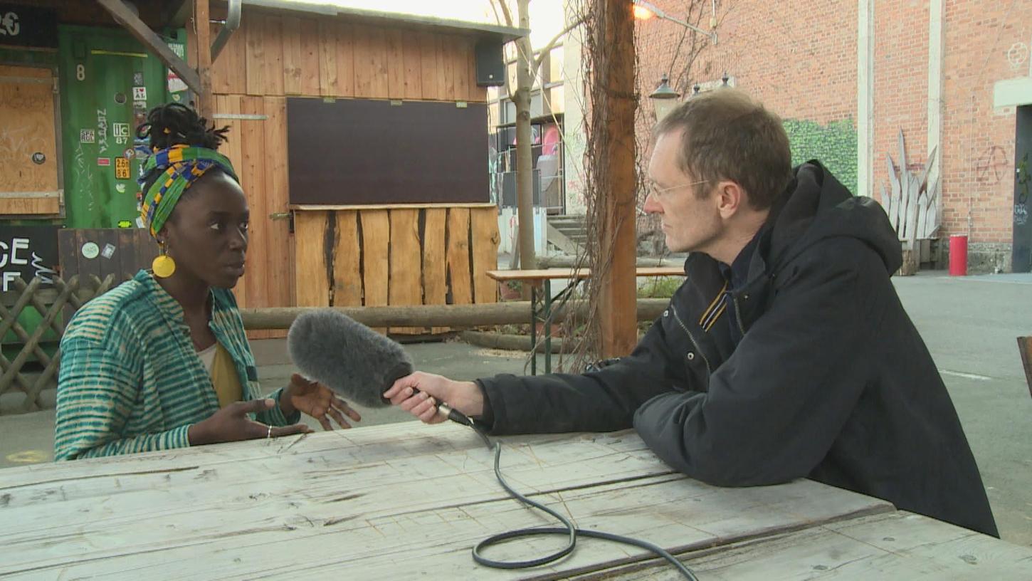 Im Film "Schwarz/Weiss - Alltagsrassismus in Franken?" unterhält sich Journalist Peter Romir (Medien Praxis) mit Priscilla Hirschhausen vom Verein "we integrate" über ihre Rassismusserfahrungen.
Im Film "Schwarz/Weiss - Alltagsrassismus in Franken?" unterhält sich Journalist Peter Romir (Medien Praxis) mit Priscilla Hirschhausen vom Verein "we integrate" über ihre Rassismusserfahrungen.