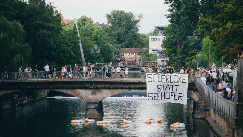 Protestaktion auf dem Bardentreffen 2018: Aktivistinnen und Aktivisten hängten auf der Heubrücke in der Nürnberger Altstadt ein Banner auf und ließen Puppen in Schwimmwesten treiben. 