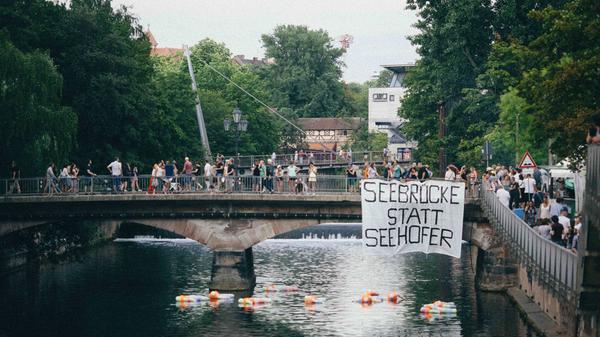 Protestaktion auf dem Bardentreffen 2018: Aktivistinnen und Aktivisten hängten auf der Heubrücke in der Nürnberger Altstadt ein Banner auf und ließen Puppen in Schwimmwesten treiben.
