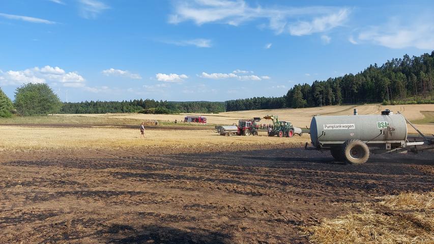 Neben den Feuerwehren kamen auch Landwirte mit Güllefässern und halfen beim Löschen.
Neben den Feuerwehren kamen auch Landwirte mit Güllefässern und halfen beim Löschen.
