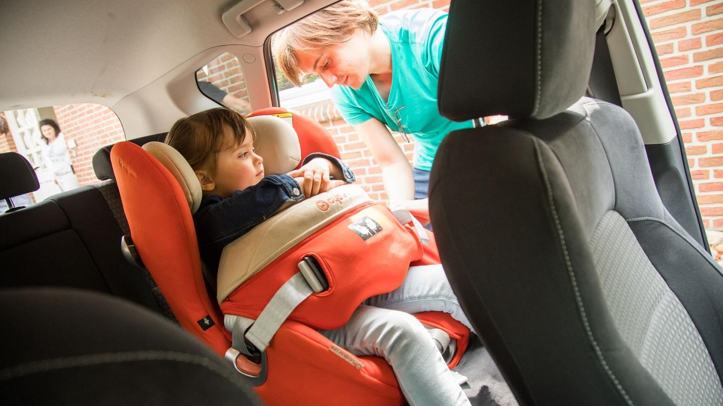 So verreisen Sie sicher mit Kindern im Auto