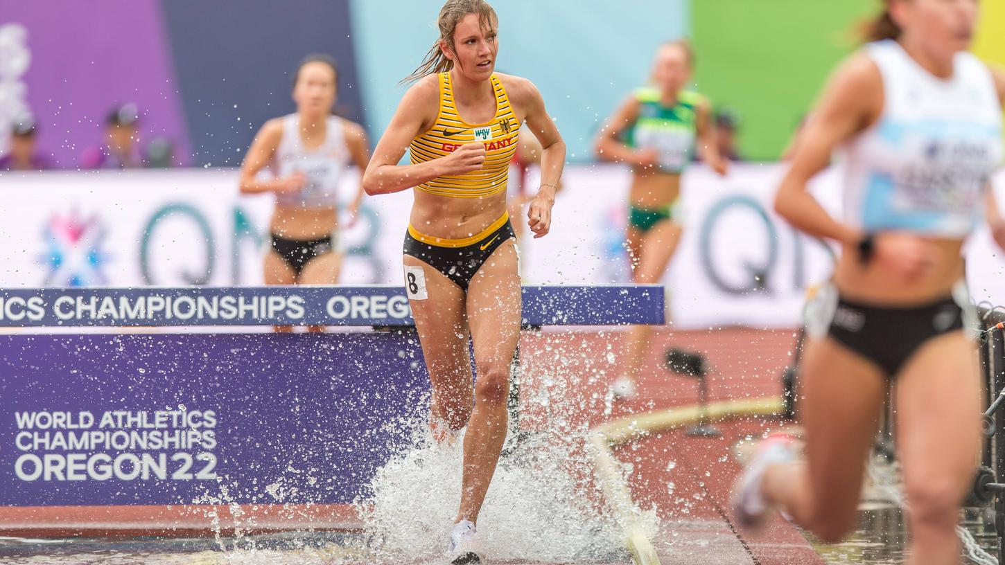 Keine Witzfigur, sondern eine Heldin: Lea Meyer stürzt in den Wassergraben, rennt weiter.