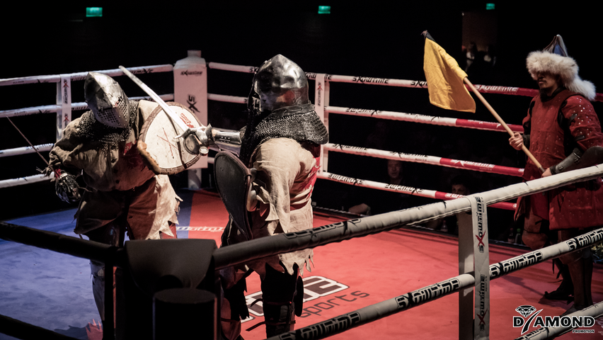 In einem Showkampf attackierten sich mit Rüstungen ausgestattete Ritter mit Schwertern.
In einem Showkampf attackierten sich mit Rüstungen ausgestattete Ritter mit Schwertern.