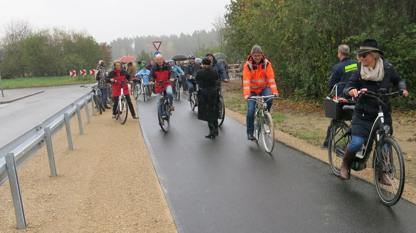 Radelt selbst gerne, wenn es der enge Terminkalender zulässt: Die Eckentaler Bürgermeisterin Ilse Dölle (rechts) bei der Eröffnung des Fuß- und Radwegs zwischen Mausgesees und Herpersdorf.