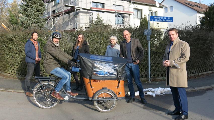 Zum Einkaufen auf drei Rädern inklusive Regenschutz: Die Buckenhofer Bürgermeisterin Astrid Kaiser (Dritte von rechts) und ihre Kollegen Frederic Ruth aus Uttenreuth (rechts neben ihr ) und Andreas Wasielewski aus Spardorf (rechts) diskutieren mit einem Bürger über dessen Erfahrungen mit einem Lastenrad.