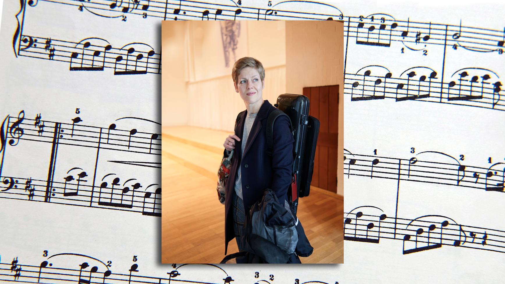 Natürlich sind die Stars im Bild. Isabelle Faust mit ihrer Geige, noch eingepackt vorm Konzert. Sänger Julian Prégardien barfuß am Sofa. Violinist Thomas Zehetmair beim Baden im See, nur der Kopf ist zu sehen. Aber der Ostkreuz-Fotograf Frank Schinski rückt in seinem großen, aber zum Glück ganz und gar unprätentiösen Band "Neumarkt" ja nicht nur die angereisten Klassik-Promis ins Licht, sondern alle Beteiligten, die das rege Konzertleben rund um den Reitstadel der Stadt möglich machen, und das seit nunmehr 40 Jahren. Ein Geburtstagsgruß mit Stil und eigener Note! (Kerber, 65 Euro) Wolf Ebersberger