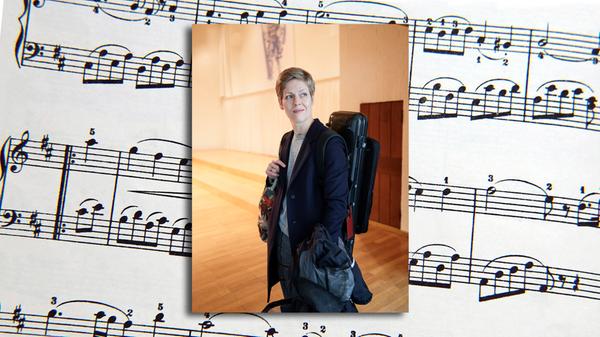 Natürlich sind die Stars im Bild. Isabelle Faust mit ihrer Geige, noch eingepackt vorm Konzert. Sänger Julian Prégardien barfuß am Sofa. Violinist Thomas Zehetmair beim Baden im See, nur der Kopf ist zu sehen. Aber der Ostkreuz-Fotograf Frank Schinski rückt in seinem großen, aber zum Glück ganz und gar unprätentiösen Band "Neumarkt" ja nicht nur die angereisten Klassik-Promis ins Licht, sondern alle Beteiligten, die das rege Konzertleben rund um den Reitstadel der Stadt möglich machen, und das seit nunmehr 40 Jahren. Ein Geburtstagsgruß mit Stil und eigener Note! (Kerber, 65 Euro) Wolf Ebersberger