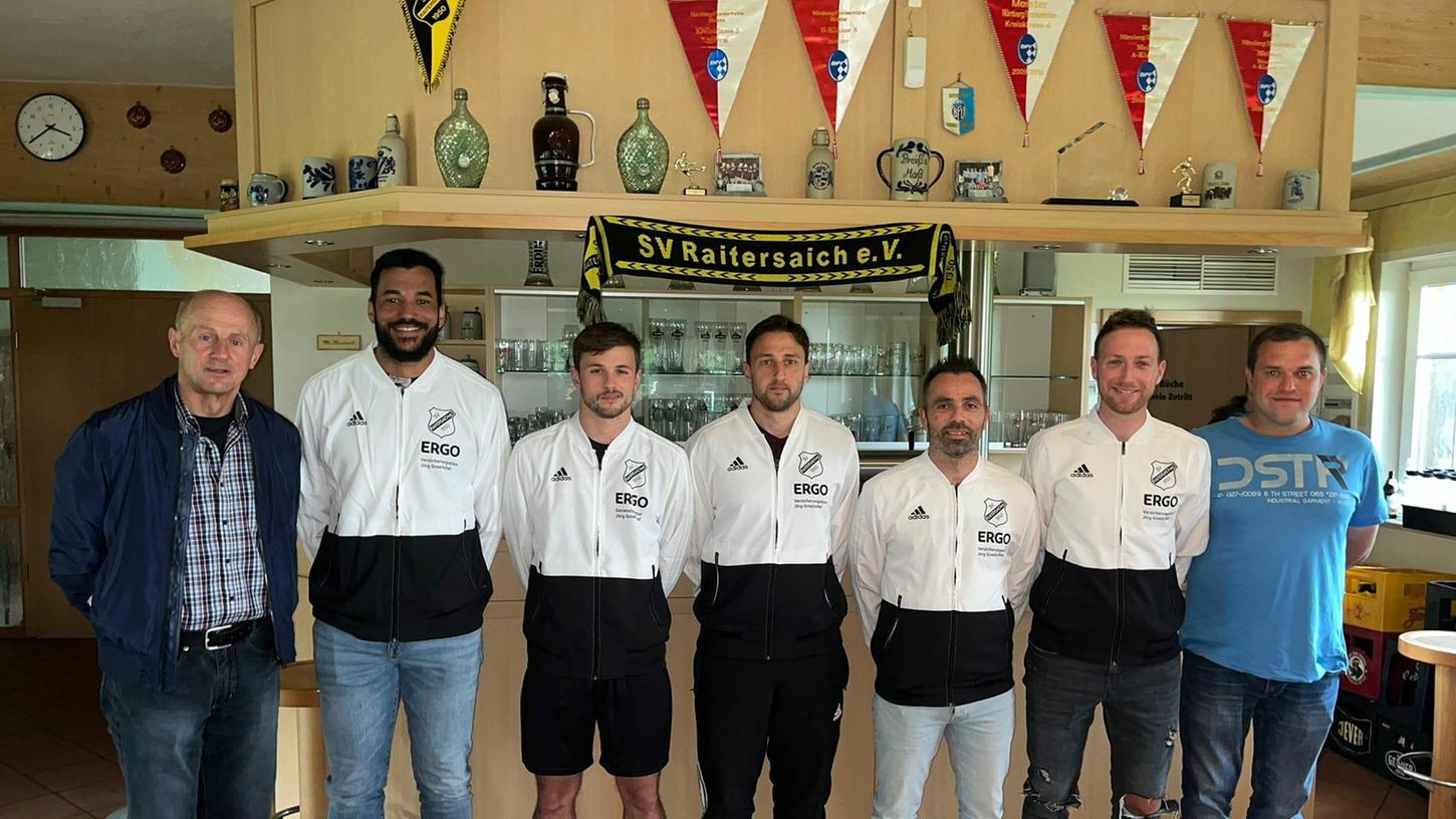 Einige der Raitersaicher Neuzugänge reihen sich im Sportheim auf (von links): Trainer Norbert Frey, Bryant Whitehead, Paul Maier, Peter Vetter, Daniele Ballatore, Thomas Faff und Spielleiter Daniel Kießling.
Einige der Raitersaicher Neuzugänge reihen sich im Sportheim auf (von links): Trainer Norbert Frey, Bryant Whitehead, Paul Maier, Peter Vetter, Daniele Ballatore, Thomas Faff und Spielleiter Daniel Kießling.