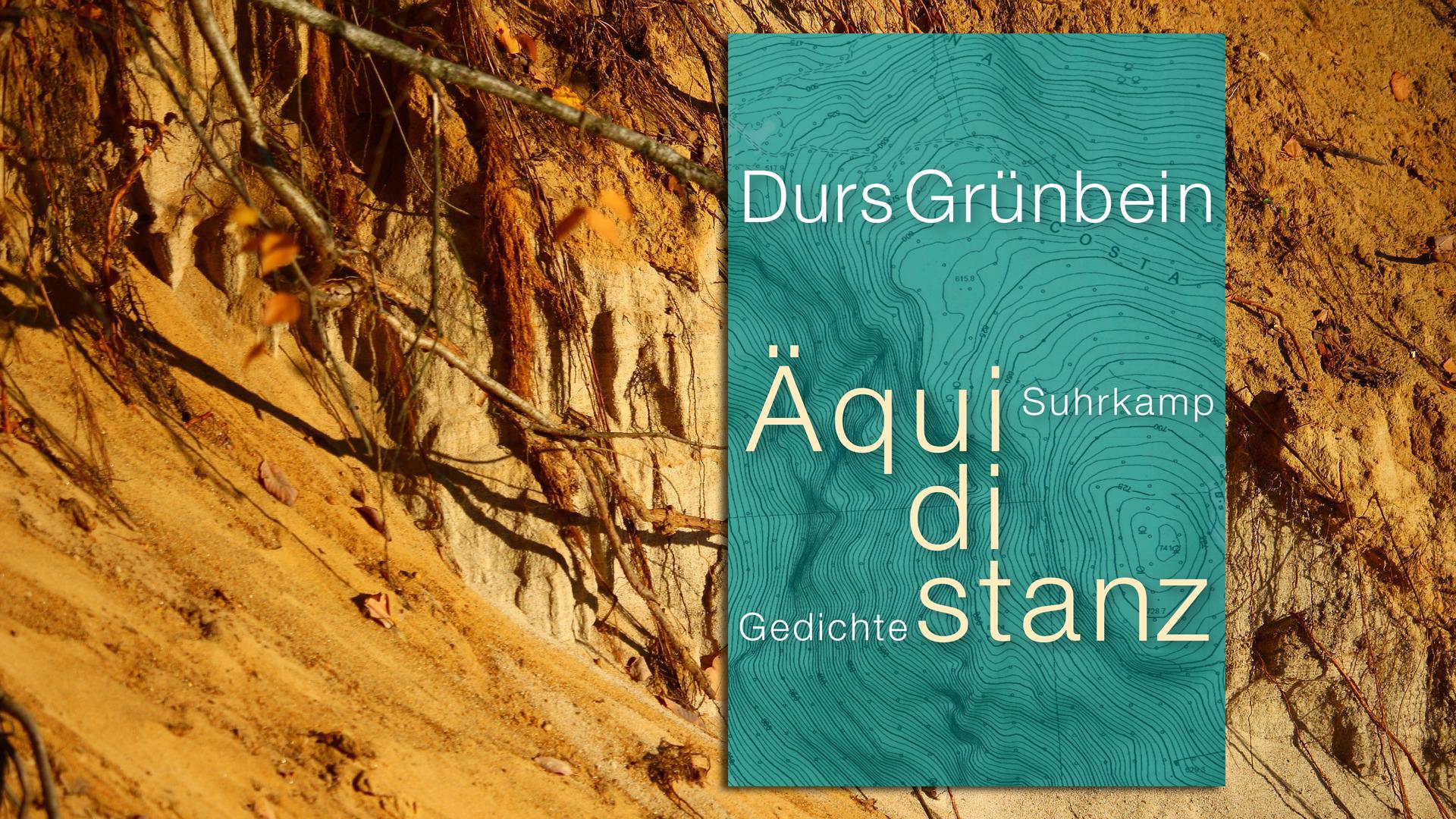 Durs Grünbein, für uns der bedeutendste deutsche Dichter der Gegenwart, lebt - sehr beneidenswert - in Berlin und Rom. Vielleicht bezieht sich "Äquidistanz", der Titel seiner neuen, oft ziemlich prosaischen Verse, auch darauf: dass er mit gleichem Abstand über die so unterschiedlichen Städte und ihr Erbe schreibt. Hier das von der Geschichte, von Hitler, diesem "Cäsar mit Schäferhundblick", belastete deutsche Gelände, "die alte Hauptstadt des Terrors". Dort der "Hitzesüden" mit seinen Stechmücken, Dornen und verdörrten Pinien, aber auch der erlösenden Nähe des Mittelmeers. Ein Hauch Bachmann klingt da an, aber Grünbein bleibt doch lieber nüchtern. (Suhrkamp, 24 Euro). Wolf Ebersberger