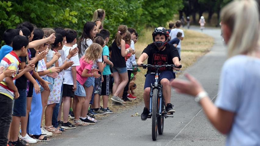 Atmosphäre wie bei der Tour de France: Drittklässler feuern ihre Schulkameraden an.
