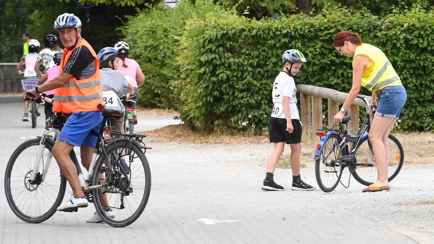 Pechvogel: Schon in der ersten Kurve riss die Kette am Fahrrad dieses Jungen. Ein Helfer konnte das Problem zwar lösen, aber der Rückstand war natürlich riesig.
