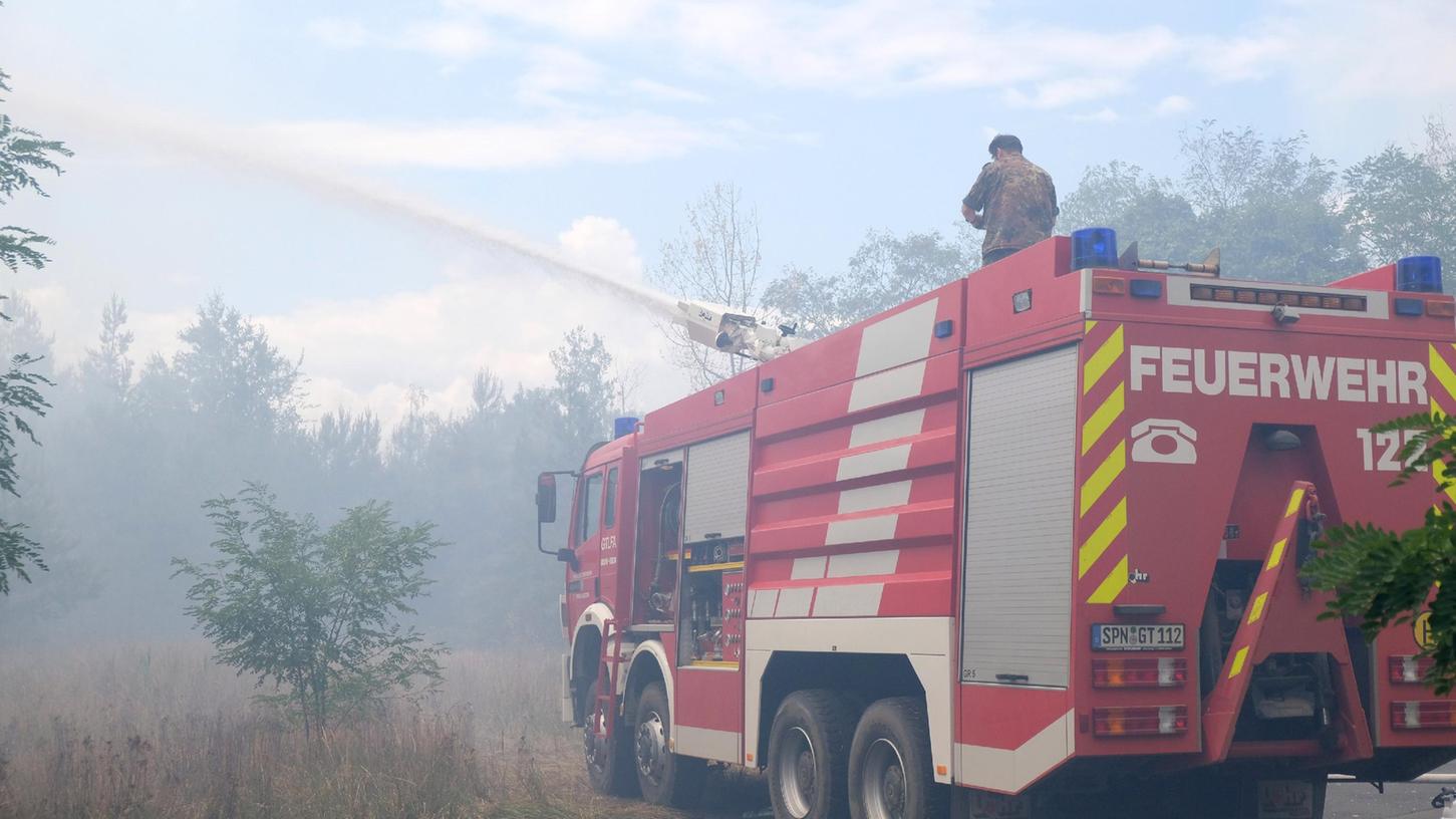 Bei Waldbränden in Brandenburg und Sachsen sind mehrere Feuerwehren im Einsatz. Die Lage ist dramatisch, die Situation teilweise außer Kontrolle.