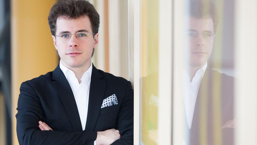 Erfolgspartnerschaft geht weiter: Jakub Hrusa bleibt Chefdirigent bei den Bamberger Symphonikern Erfolgspartnerschaft geht weiter: Jakub Hrusa bleibt Chefdirigent bei den Bamberger Symphonikern