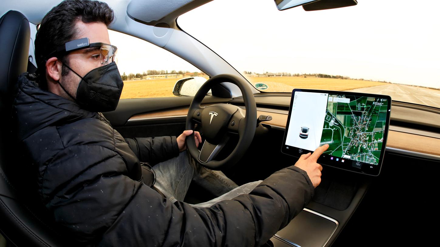 Das findet der ADAC kritikwürdig: Im Tesla Model 3 müssen auch sicherheitsrelevante Funktionen über den Touchscreen angesteuert werden.