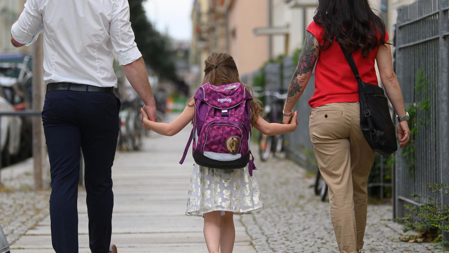Eltern sollten sich die ersten Tage nach der Schuleinführung Zeit nehmen, damit Erstklässler von ihren ersten Schul-Erfahrungen erzählen können.