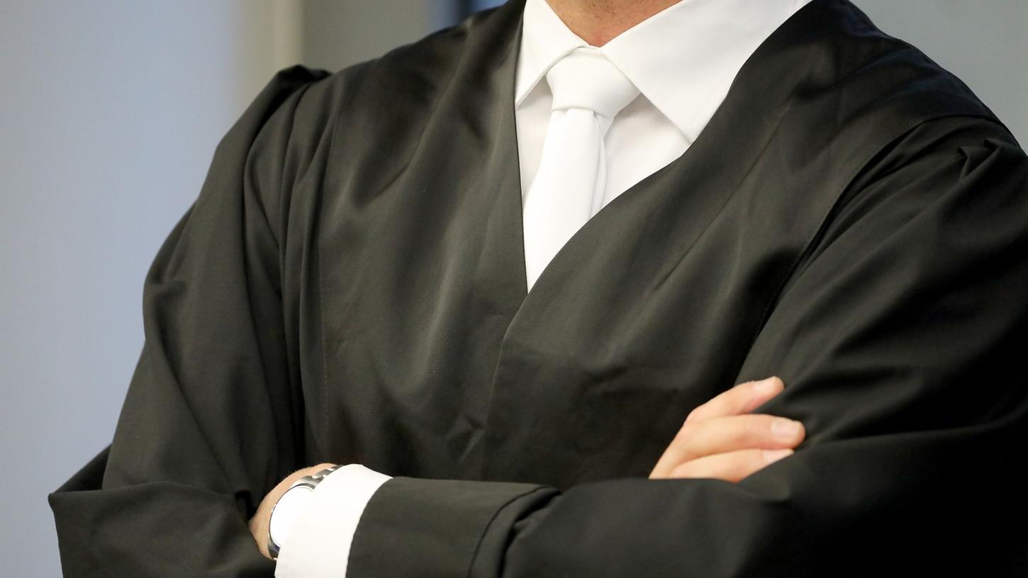 Ein Rechtsanwalt muss die Interessen seiner Mandanten vertreten - bei mehreren Mandanten im selben Fall kann dies zu Konflikten führen. Muss es aber nicht. Ein Rechtsanwalt muss die Interessen seiner Mandanten vertreten - bei mehreren Mandanten im selben Fall kann dies zu Konflikten führen. Muss es aber nicht.