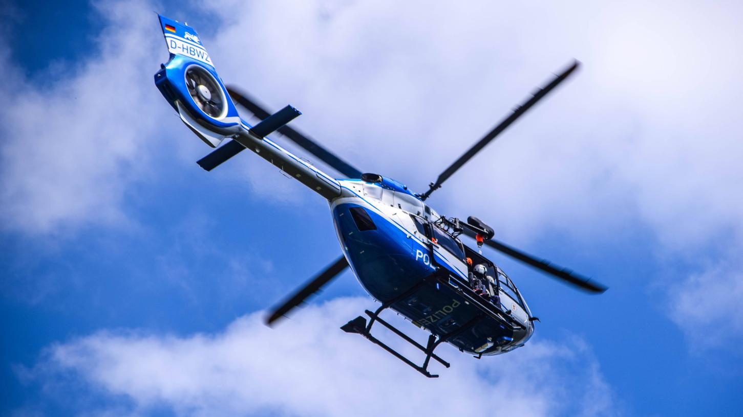 Die Polizei fahndete mit einer Vielzahl von Streifen. Auch ein Polizeihubschrauber wurde eingesetzt. (Symbolbild)
Die Polizei fahndete mit einer Vielzahl von Streifen. Auch ein Polizeihubschrauber wurde eingesetzt. (Symbolbild)
