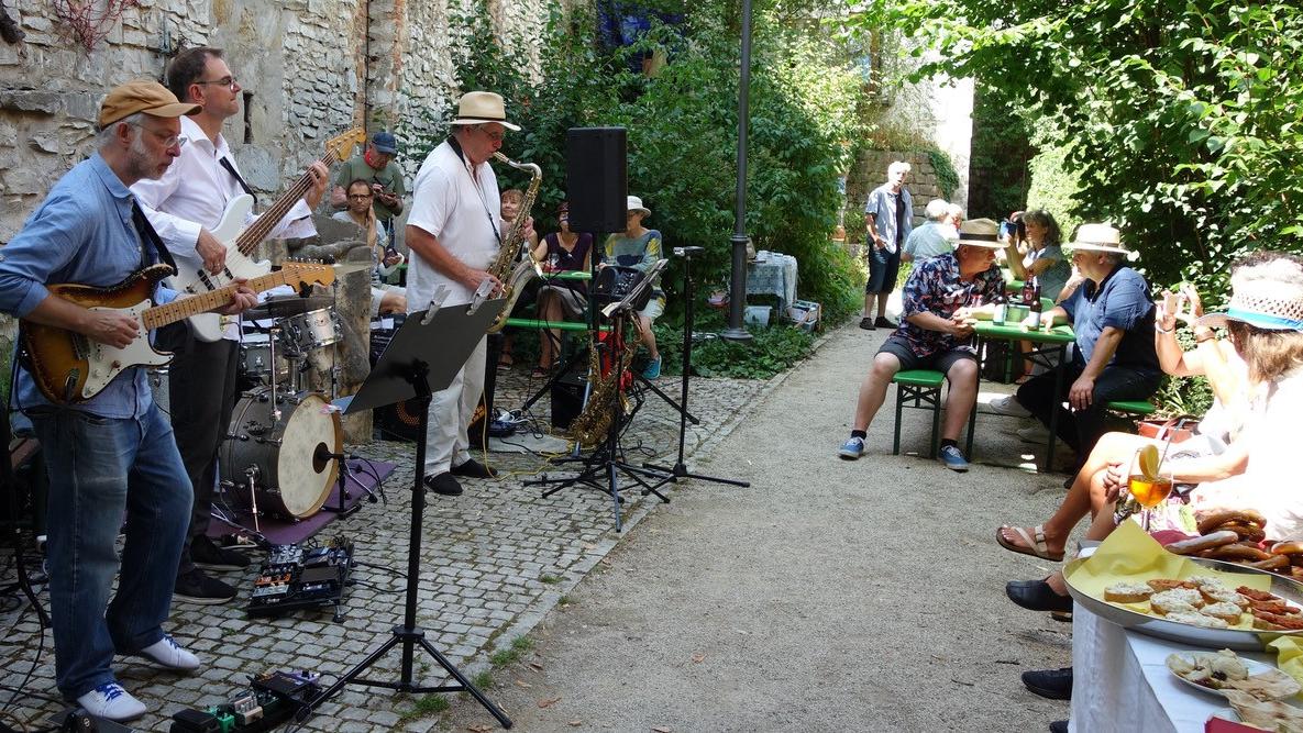 Am Sonntag der „place to be“: Im Graben hinter dem Kunstmuseum wurde mit Livemusik und Häppchen ein Jubiläum gefeiert.
Am Sonntag der „place to be“: Im Graben hinter dem Kunstmuseum wurde mit Livemusik und Häppchen ein Jubiläum gefeiert.